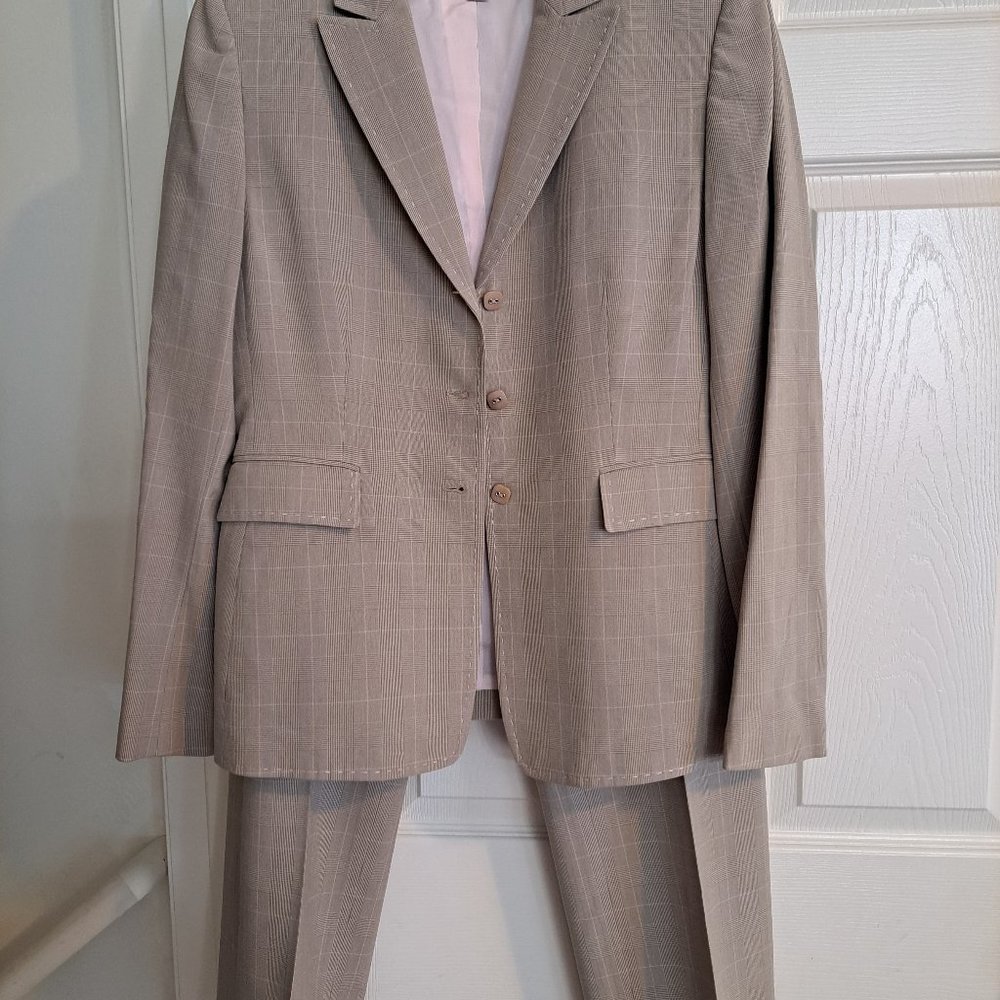 Tahari 2 Piece Pants Suit Size 6